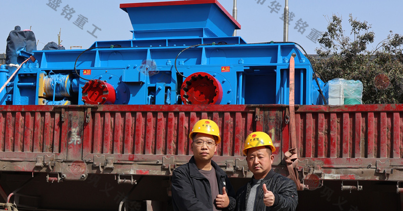 鵝卵石制砂用什么破碎機(jī)？推薦對輥機(jī)價格不貴還耐用